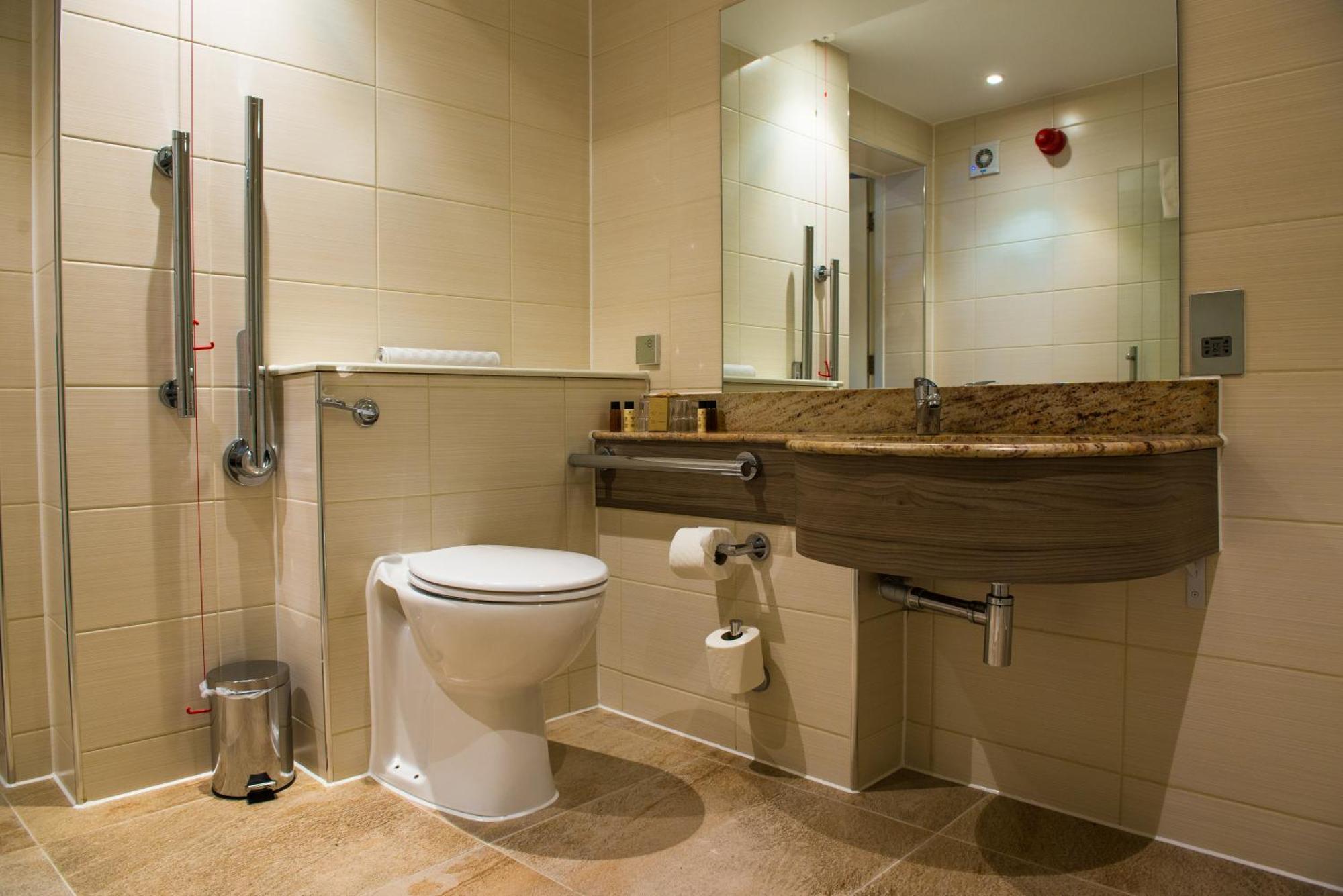 Judge'S Lodging York Exterior foto A disabled toilet with a disabled shower