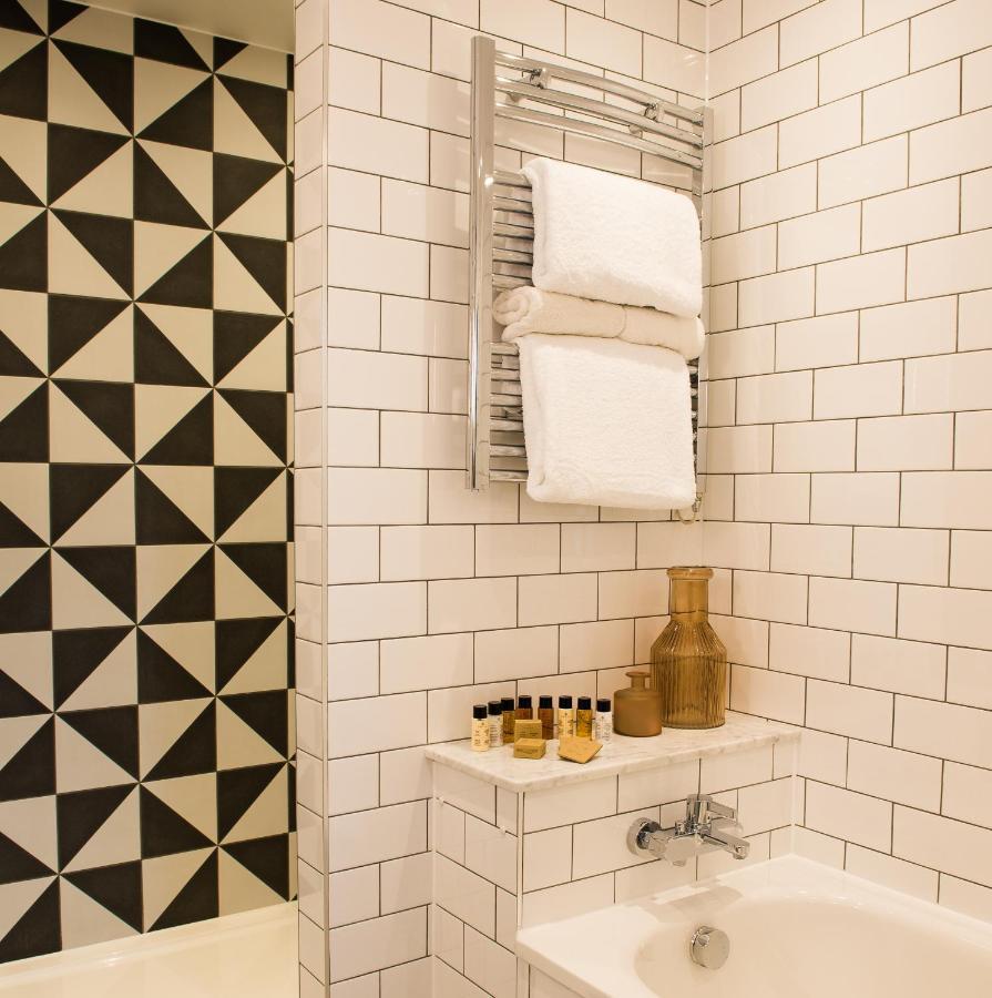 Judge'S Lodging York Exterior foto Metro tiles in a bathroom
